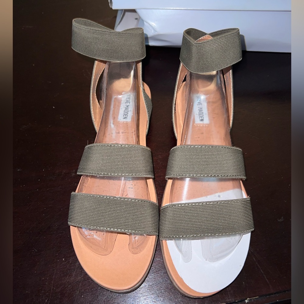 BRAND NEW STEVE MADDEN SANDALS